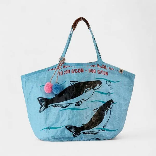 REFISHED fair fashion REFISHED fair fashion Tasche 'SOULMATE WATERPROOF' Limitierte Edition! - upcycelte Fischfuttersäcke, #fish hellblau/#wp candy, – Produktbild 1 von 5