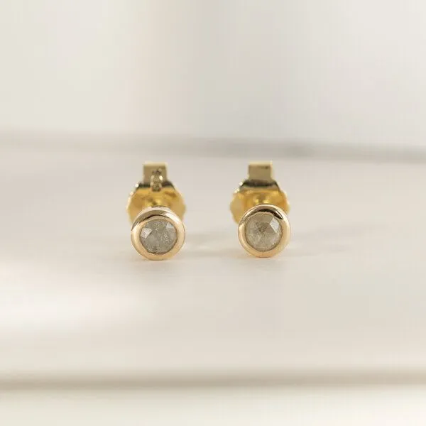 Eppi Eppi Minimalistische Ohrstecker mit Salt and Pepper Diamanten in Bezelfassung Tofine, Weiss, – Produktbild 2 von 4