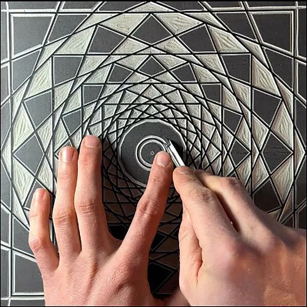 Veskor Cassiopeia Veskor Cassiopeia WHIRLING SQUARES Heilige Geometrie Linoldruck | 40 x 40 cm | Gold auf Naturweiß – Produktbild 3 von 4