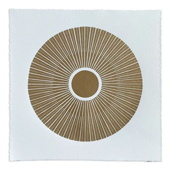 Veskor Cassiopeia Veskor Cassiopeia CENTRAL SUN Sonnen Linoldruck | 22 × 22 cm | Gold auf Weiß – Produktbild 1 von 4