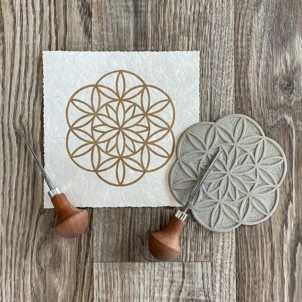 Veskor Cassiopeia Veskor Cassiopeia FLOWER PETALS OF LIFE Heilige Geometrie Linoldruck | 16 × 16 cm | Gold auf Naturweiß – Produktbild 4 von 4
