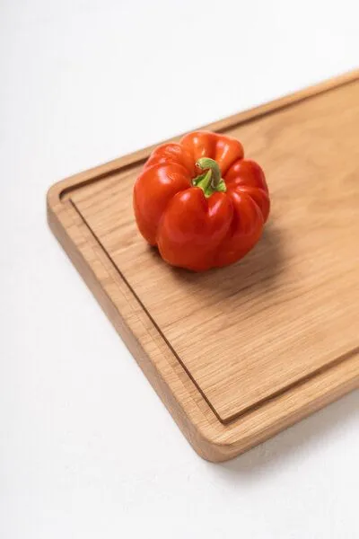 kleiderleiter_de kleiderleiter_de Schneidebrett KADE mit umlaufender Saftrille aus Eichenholz gefertigt 36 x 25 cm – Produktbild 2 von 4
