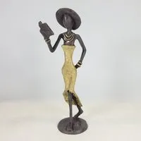 Moogoo Creative Africa Moogoo Creative Africa Bronze-Skulptur "Femme avec livre et chapeau" by Soré | verschiedene Größen und Farben, Gold, – Produktbild 1 von 1