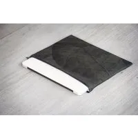 BY COPALA BY COPALA Gefütterte nachhaltige Laptop Hülle 13–14 Zoll aus Blattleder – Handgenähte vegane Laptoptasche, wasserabweisendes Laptop Case, Unikat für MacBook Air & Pro in schwarz / grau – Produktbild 1 von 1
