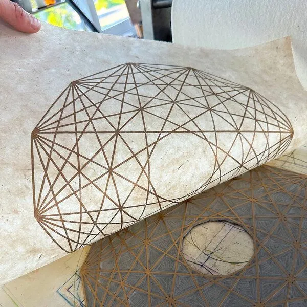 Veskor Cassiopeia Veskor Cassiopeia 6-ORTHOPLEX HEXACROSS Heilige Geometrie Linoldruck | 40 x 40 cm | Gold auf Naturweiß – Produktbild 4 von 4