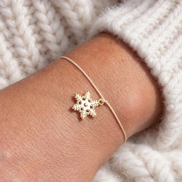 Bow & Hummingbird Bow & Hummingbird Schneeflocken Armband 24K vergoldet „Merry Christmas“ – Weihnachtsarmband in Mint oder Creme, kleines Weihnachtsgeschenk, Creme, – Produktbild 3 von 3