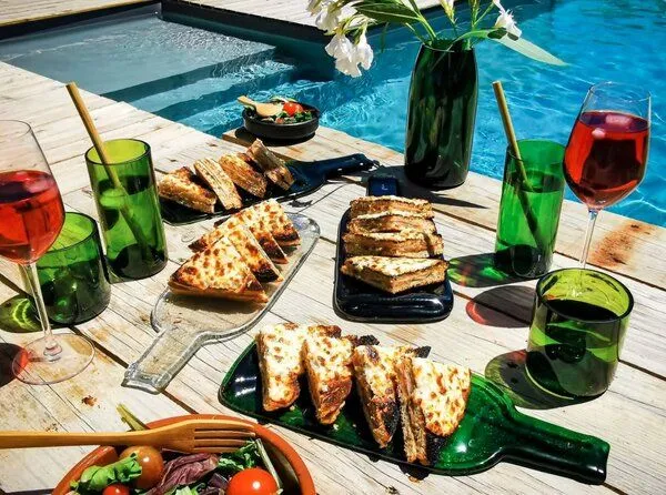 Plates et Culotées Plates et Culotées Upcycling-Servierplatte aus Weinflaschen – weiß & grün – Produktbild 3 von 5