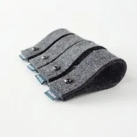 matilda k manufaktur matilda k. manufaktur Tropfenfänger aus Filz mit Geschenkkarte für Weinflaschen 'gustav', 4 x dunkelgrau, – Produktbild 1 von 1