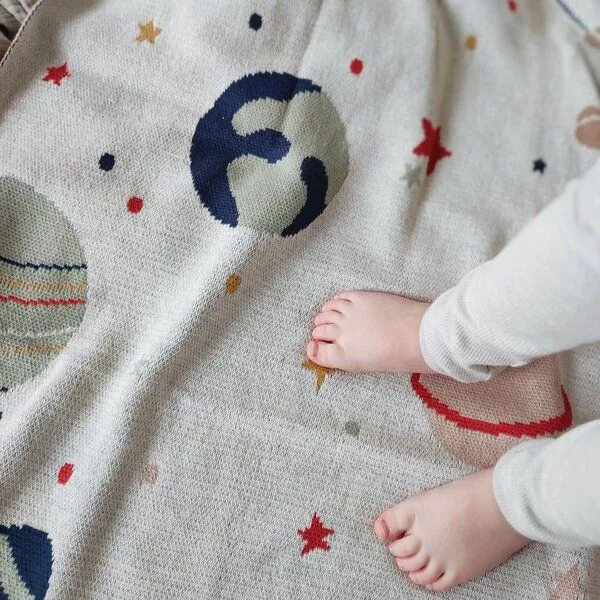 nidito nidito Bio Babydecke Baumwolle Universum - 80x100 cm - 100% Bio-Baumwolle - Beige Blau Bunt – Produktbild 4 von 4