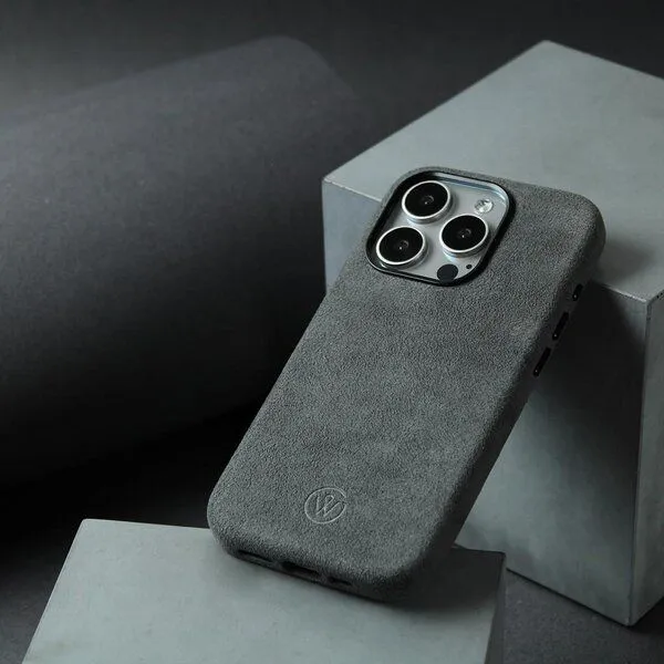 GOOD WILHELM GOOD WILHELM iPhone Pro Hülle JOSEPH aus italienischem Alcantara (vegan), Charcoal black, – Produktbild 1 von 3