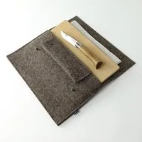 matilda k manufaktur matilda k. manufaktur Brotzeit-Set bestehend aus Wollfilz-Tasche komplett mit Kirschholz-Schneidbrett , Opinel-Messer und Leintuch – Produktbild 1 von 1