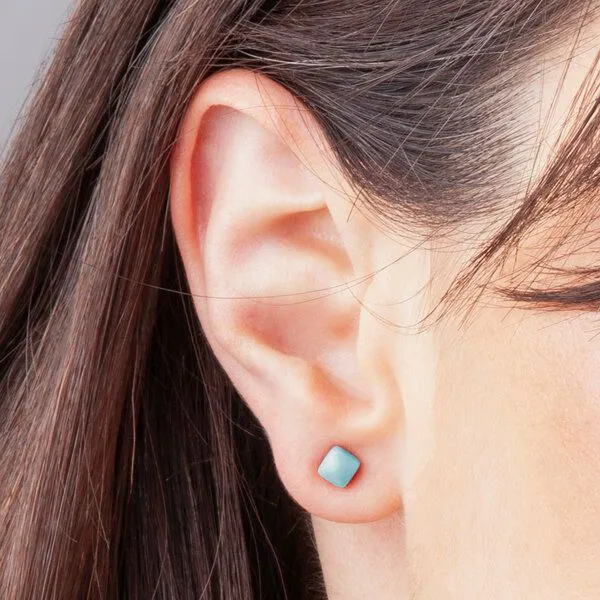 ALEXASCHA ALEXASCHA Winzige Ohrstecker aus recyceltem Glas 4mm, Himmelblau, – Produktbild 3 von 4