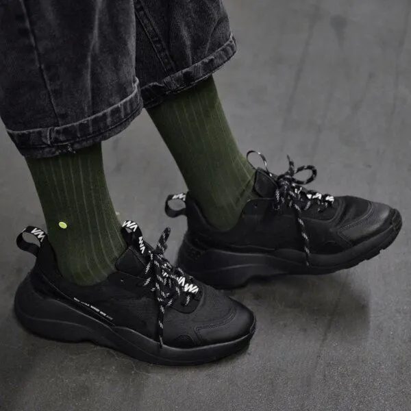 wysf. | what you stand for. wysf. | what you stand for. Socken, Rippenstrick mit Knopf, Bio-Baumwoll-Mix, Grün (dunkelgrün), – Produktbild 1 von 4