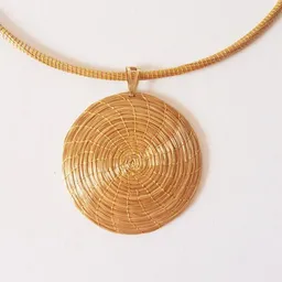 BAGHI BAGHI Collier Paulista mit rundem Anhänger aus goldenem Gras – Produktbild 1 von 1