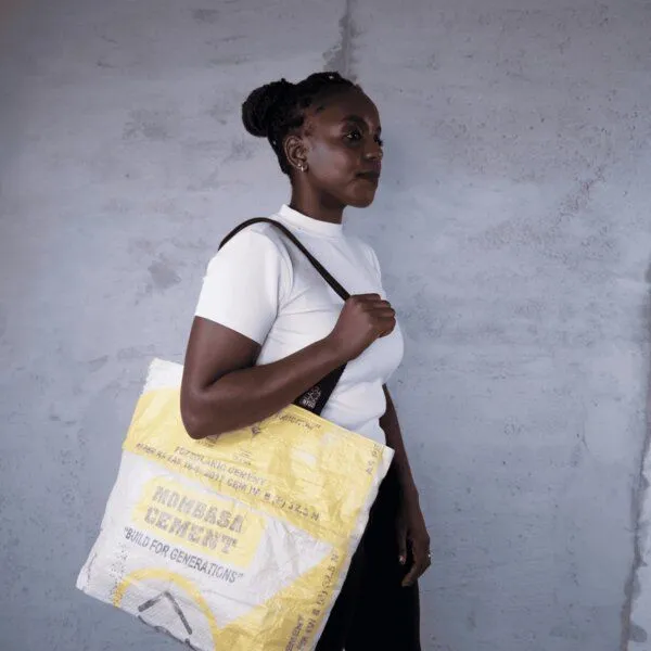 Nyuzi Blackwhite Nyuzi Blackwhite Upcycling Multishopper Schultertasche mit erweiterbarem Volumen aus Zementsäcken, Braun simba cement, – Produktbild 4 von 4
