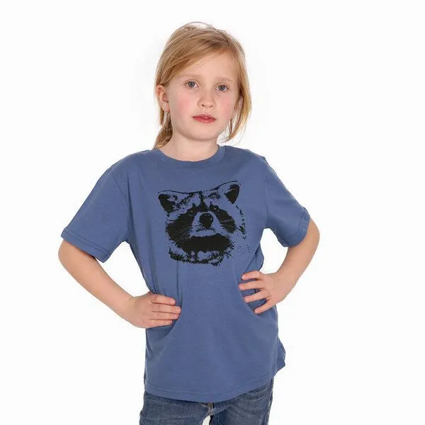 HANDGEDRUCKT HANDGEDRUCKT "Waschbär" Kinder T-Shirt Baumwolle (kbA), Fadeddenim, – Produktbild 2 von 3