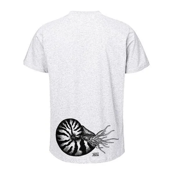 HANDGEDRUCKT HANDGEDRUCKT "Nautilus" Unisex T-Shirt aus reiner Baumwolle (kbA), Ash grey, – Produktbild 1 von 3