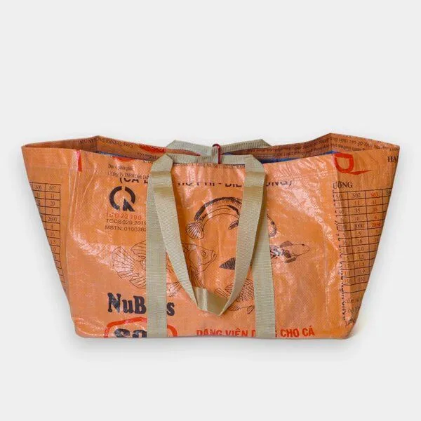 REFISHED fair fashion REFISHED fair fashion Tasche 'CARGO BAG' - upcycelte Fischfuttersäcke, #fish orange-schwarz, – Produktbild 1 von 2