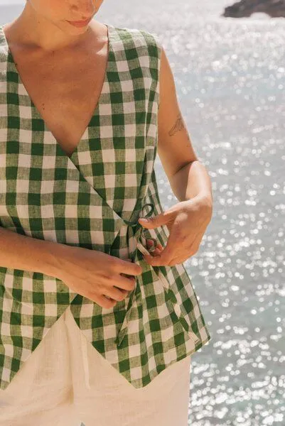 AmourLinen AmourLinen Blanca ärmelloses Leinenoberteil, Grünes gingham, – Produktbild 3 von 3