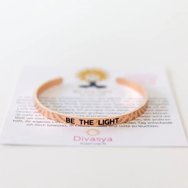 Divasya Divasya Armreif mit Gravur | rosé vergoldet | Be the light – Produktbild 3 von 4
