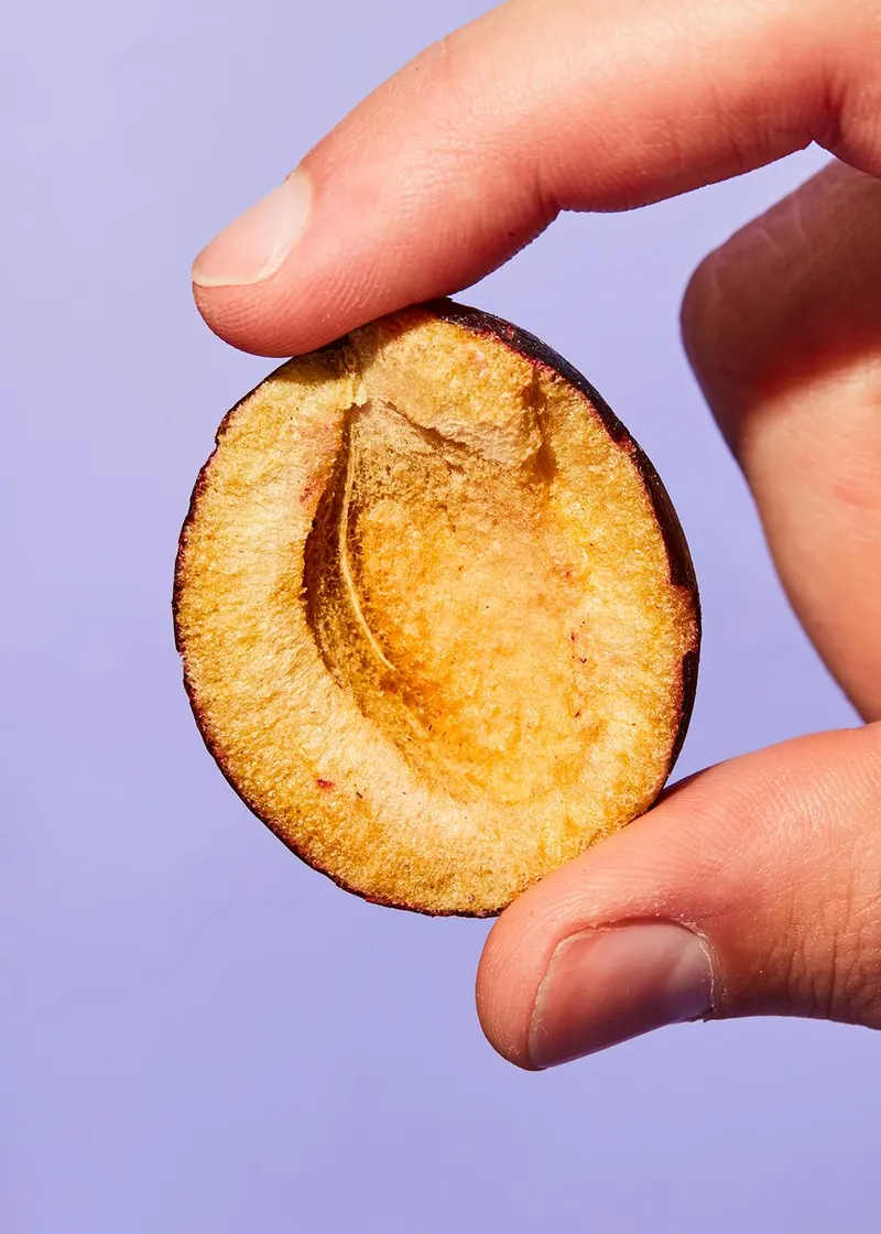 KoRo Gefriergetrocknete Pflaumenhälften 350 g – Produktbild 3 von 5