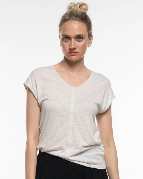 Alma & Lovis Alma & Lovis Legeres V-Shirt aus leichter Bio-Baumwolle / EcoVero | Flamé V, Daune (weiss), – Produktbild 1 von 3