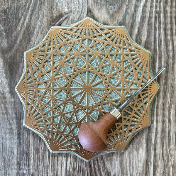 Veskor Cassiopeia Veskor Cassiopeia DODEKAGON Heilige Geometrie Linoldruck | 22 × 22 cm | Gold auf Naturweiß – Produktbild 4 von 4