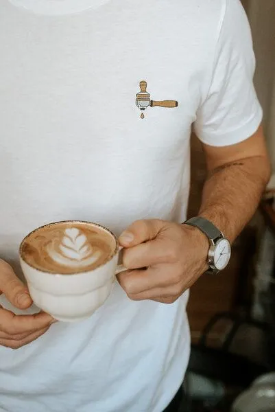 Coffee Fashion Coffee Fashion Siebträger & Tamper | Besticktes Bio Baumwoll T-Shirt, Weiss, – Produktbild 2 von 3