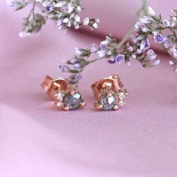Eppi Eppi Goldene Cluster-Ohrringe mit Salt and Pepper Diamant Meave, Rosa, – Produktbild 2 von 4