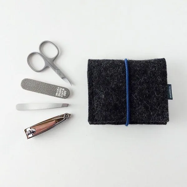 matilda k. manufaktur matilda k. manufaktur mini-maniküre-set 'jacob' (mit Nagelknipser) aus Wollfilz mit Rundgummi-Verschluß in vielen Farben, Anthrazit, – Produktbild 3 von 6