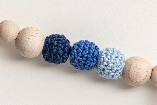 NoniKids Berlin NoniKids Berlin Schnullerkette Holz *Sternchen* 10 Farben I Bio Baumwollgarn I NoniKids, Blau, – Produktbild 4 von 4