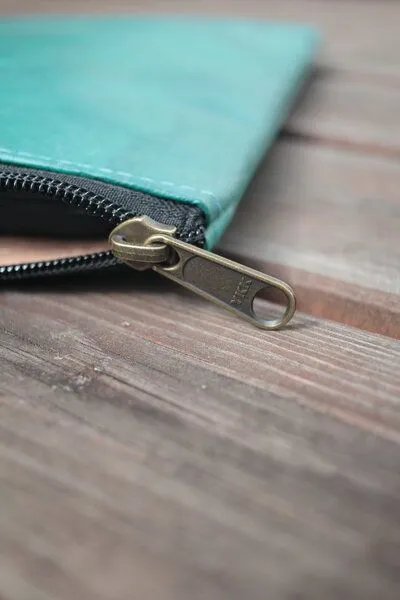BY COPALA BY COPALA 15–16 Zoll Laptoptasche aus Teak-Blattleder | Gefütterte Laptop Hülle / Laptop Sleeve, handgemacht & wasserabweisend – Schutzhülle für MacBook Pro/Air, Lenovo & HP in türkis – Produktbild 4 von 4