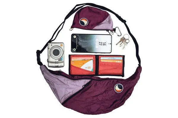 Ticket to the Moon Ticket to the Moon upcycled Bauchtasche/Crossbody Umhängetasche "Sling Bag", Plum-lavender, – Produktbild 3 von 4