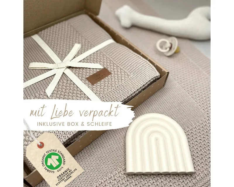 Babydecke DIKOS® Kuscheldecke Bordüre *100%* Bio Baumwolle, Geschenk zur Geburt, DIKOS, Strickdecke 75×100, Baby Erstausstattung Neugeborene, Babygeschenk, Warmes taupe, – Produktbild 2 von 5