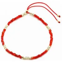 juni juni Rotes Perlenarmband "Soho" aus Würfel-Perlen mit verstellbarer Schiebeperle aus recyceltem Gold – Produktbild 1 von 1