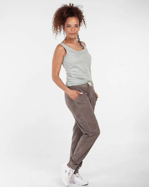 Alma & Lovis Alma & Lovis Frottier Jog-Pants aus Bio-Baumwolle | Velour Jog-Pants, Trüffel (grau), – Produktbild 3 von 4