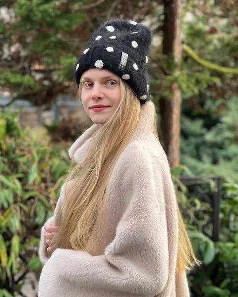 PANAPUFA PANAPUFA Gepunktete Mütze aus Mohair und Alpaka, Grün mit rosa, – Produktbild 2 von 4