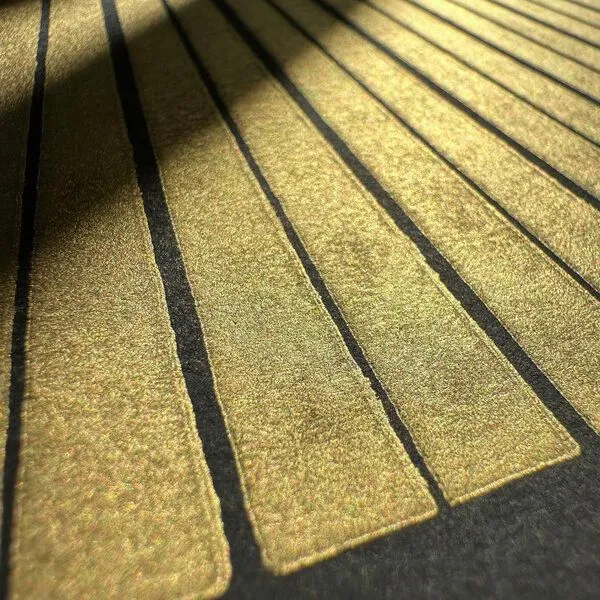 Veskor Cassiopeia Veskor Cassiopeia CENTRAL SUN Sonnen Linoldruck | 50 × 50 cm | Gold auf Schwarz – Produktbild 3 von 4