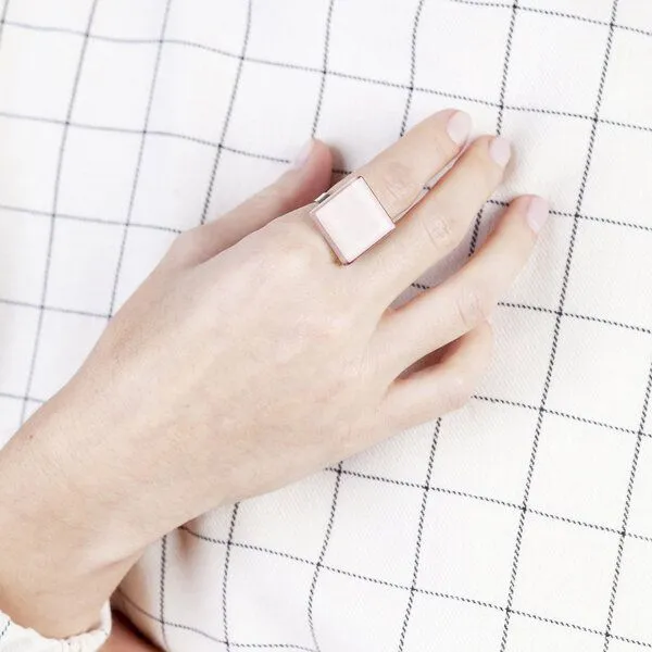 ALEXASCHA ALEXASCHA Geometrischer Statement Ring aus Glas PUREFORM, Sandrosa, – Produktbild 3 von 4
