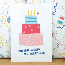 Bow & Hummingbird Bow & Hummingbird Postkarte "Bin nur wegen der Torte hier" aus Recyclingpapier – Produktbild 1 von 1