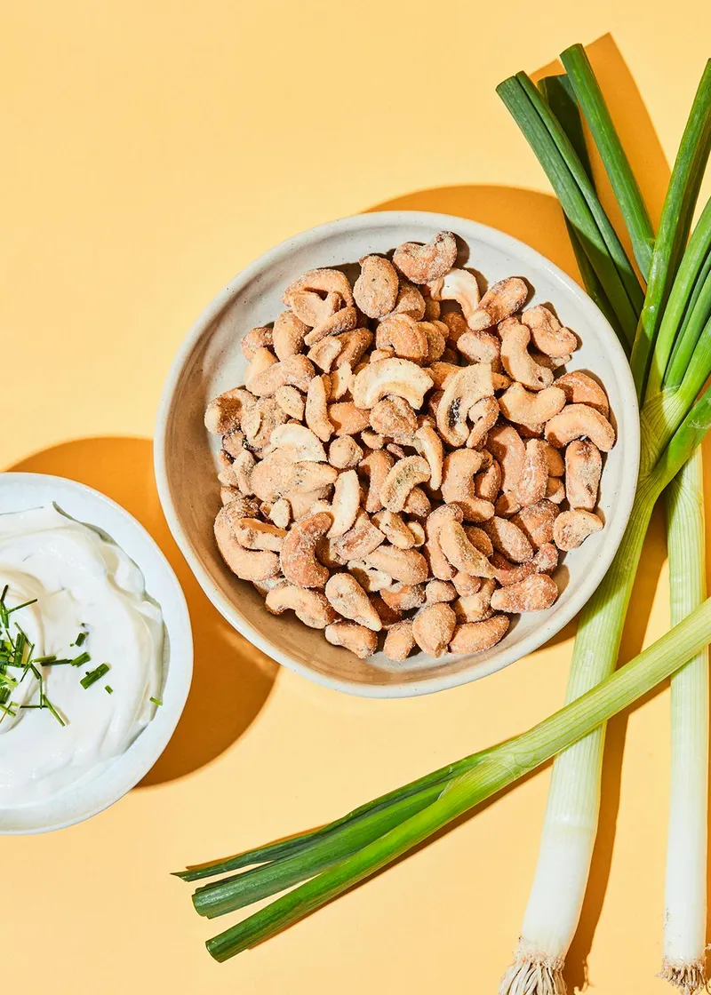 KoRo Cashewkerne mit Sour Cream and Onion Gewürz 500 g – Produktbild 4 von 5