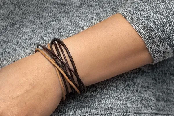 Simaru Simaru Echtleder Wickelarmband für Damen & Herren, Lederarmband glatt und geflochten mit Magnetverschluss, Braun mix, – Produktbild 2 von 3