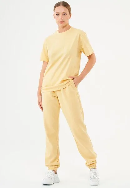 ORGANICATION ORGANICATION ESSENTIALS-TILLO-Unisex Basic T-Shirt aus Bio-Baumwolle, Soft yellow, – Produktbild 2 von 4