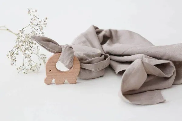 NoniKids Berlin NoniKids Berlin Schnuffeltuch Musselin Holz Greifling 10 Farben Bio Baumwolle, Taupe, – Produktbild 2 von 4
