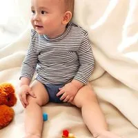 OrganicEra Baby Langarm T-shirt Body, gestreift 'OrganicEra' aus Bio Baumwolle, Indigo melange (blau), – Produktbild 1 von 1