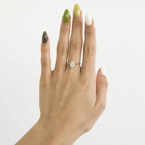 Eppi Eppi Verlobungsring mit einem Moissaniten in Pear-Form North – Produktbild 2 von 3