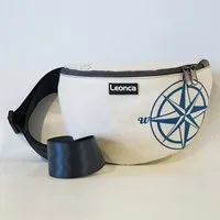 Leonca Leonca Upcycling Hip Bag aus Segel mit Kompass-Druck in 3 Größen – Produktbild 1 von 1