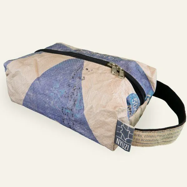 Nyuzi Blackwhite Nyuzi Blackwhite Kulturbeutel aus altem Zementsack, Blau traingle cement, – Produktbild 1 von 4