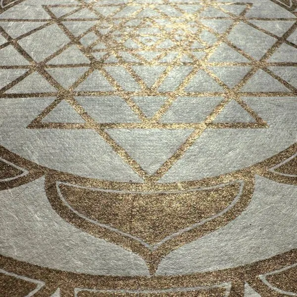 Veskor Cassiopeia Veskor Cassiopeia SRI YANTRA Lotus Linoldruck | 22 × 22 cm | Gold auf Naturweiß – Produktbild 3 von 4