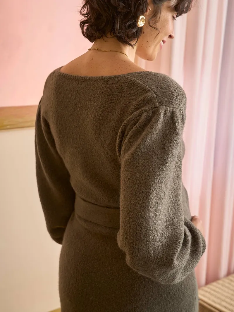 Vertbaudet Vertbaudet Umstands-Strickkleid mit Bindegürtel und V-Ausschnitt, Khaki, – Produktbild 2 von 4